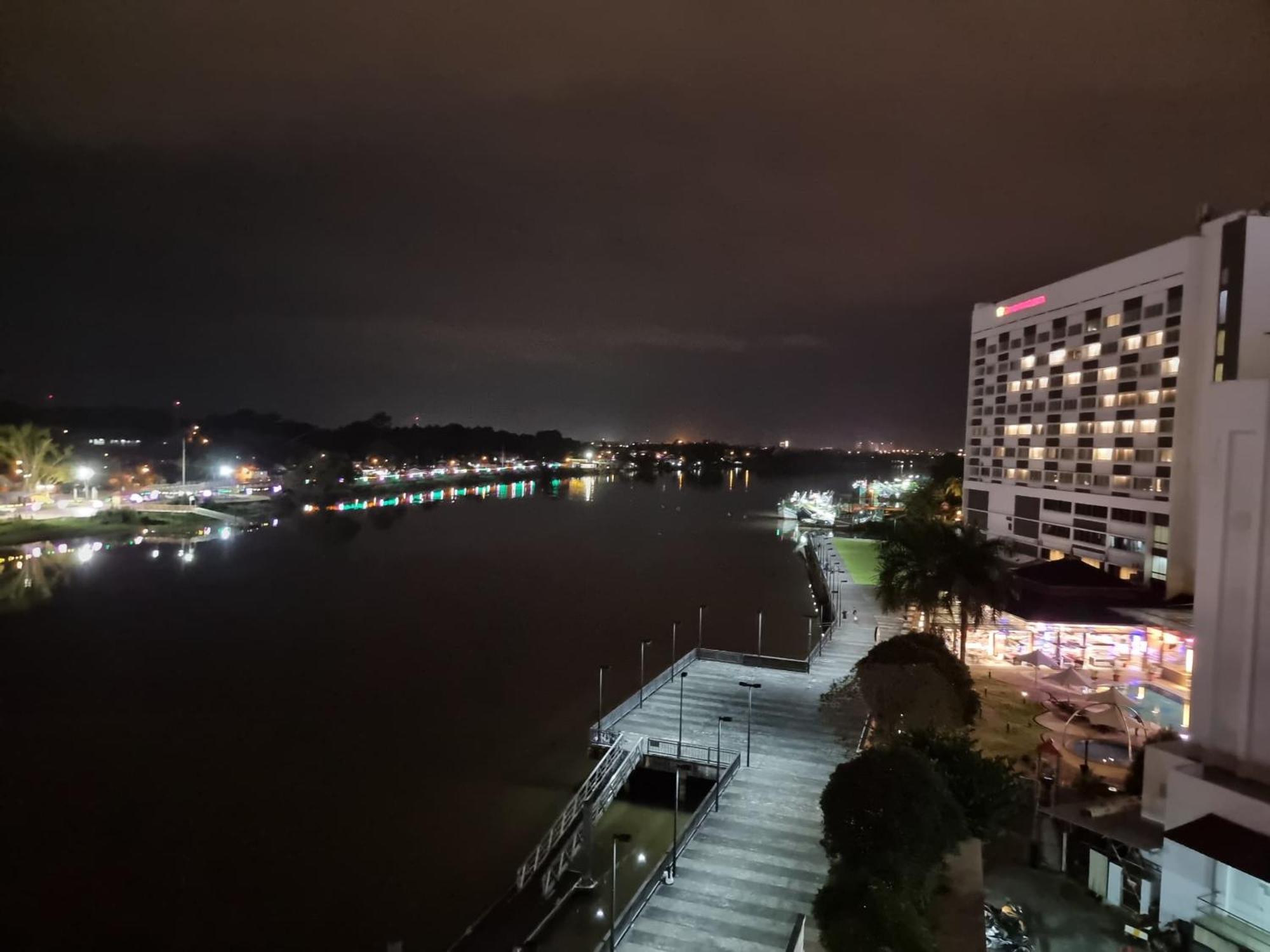 Cozzzy Hut Riverbank Suites Kuching With Spectacular River View Buitenkant foto
