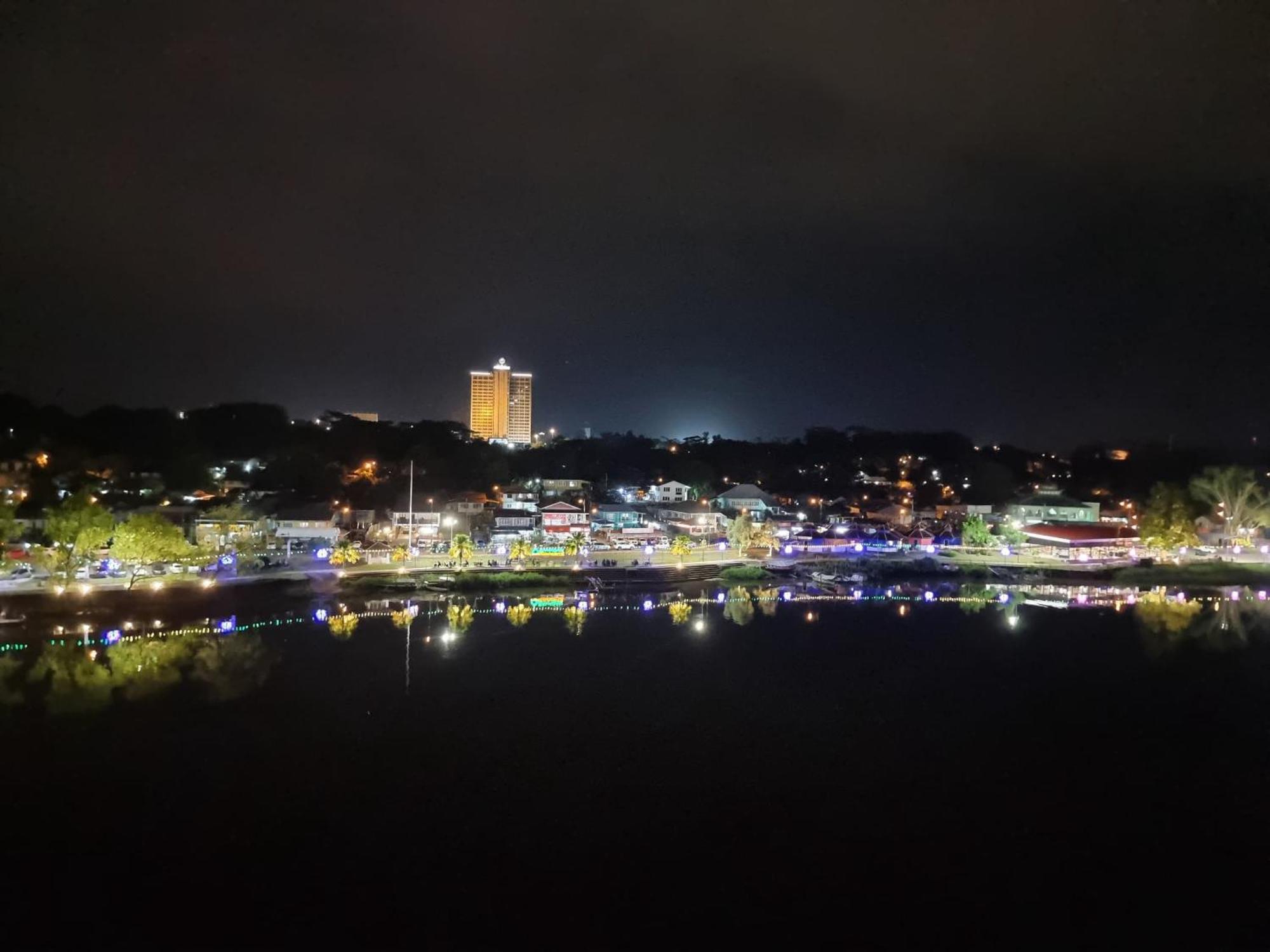 Cozzzy Hut Riverbank Suites Kuching With Spectacular River View Buitenkant foto