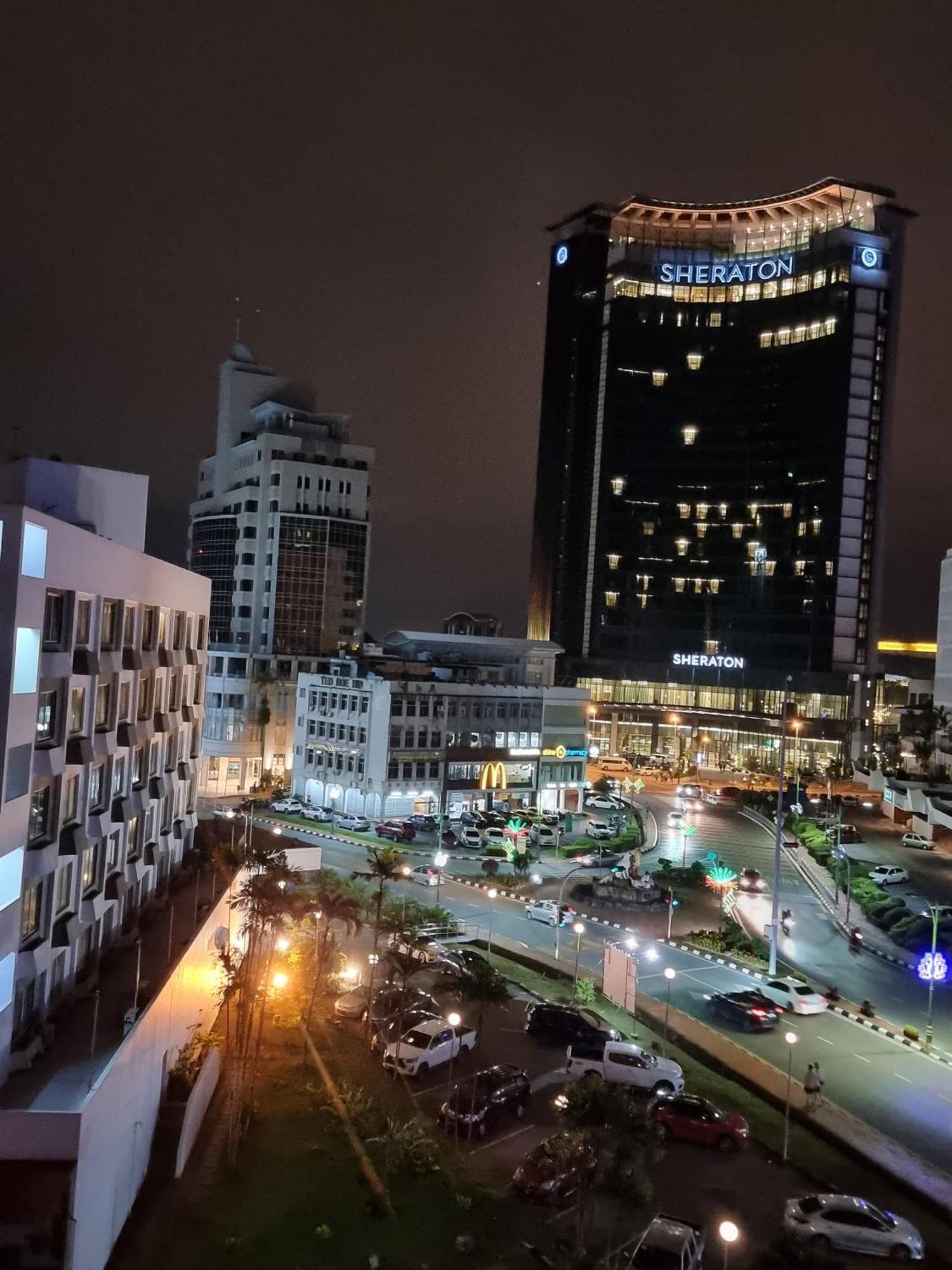 Cozzzy Hut Riverbank Suites Kuching With Spectacular River View Buitenkant foto