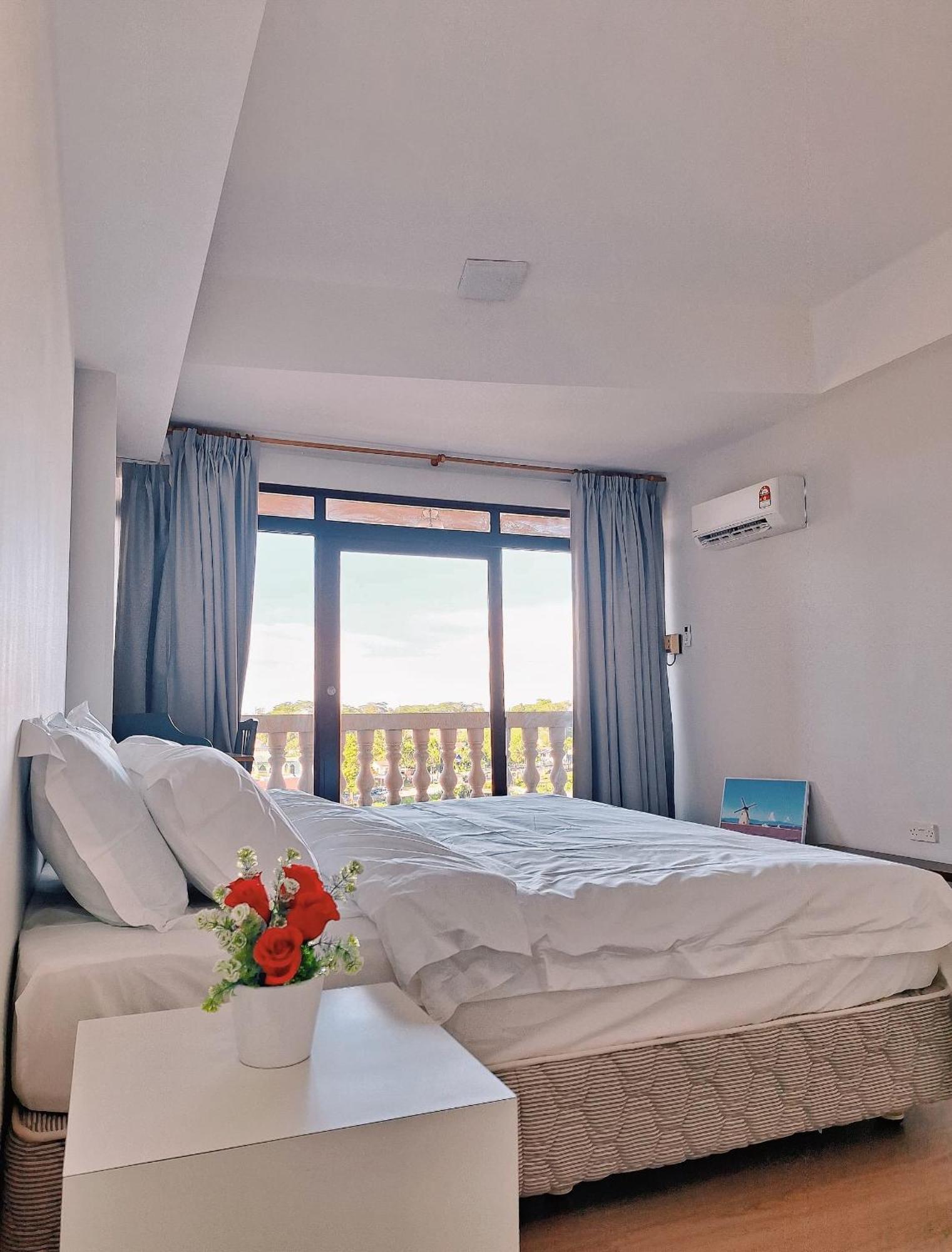 Cozzzy Hut Riverbank Suites Kuching With Spectacular River View Buitenkant foto