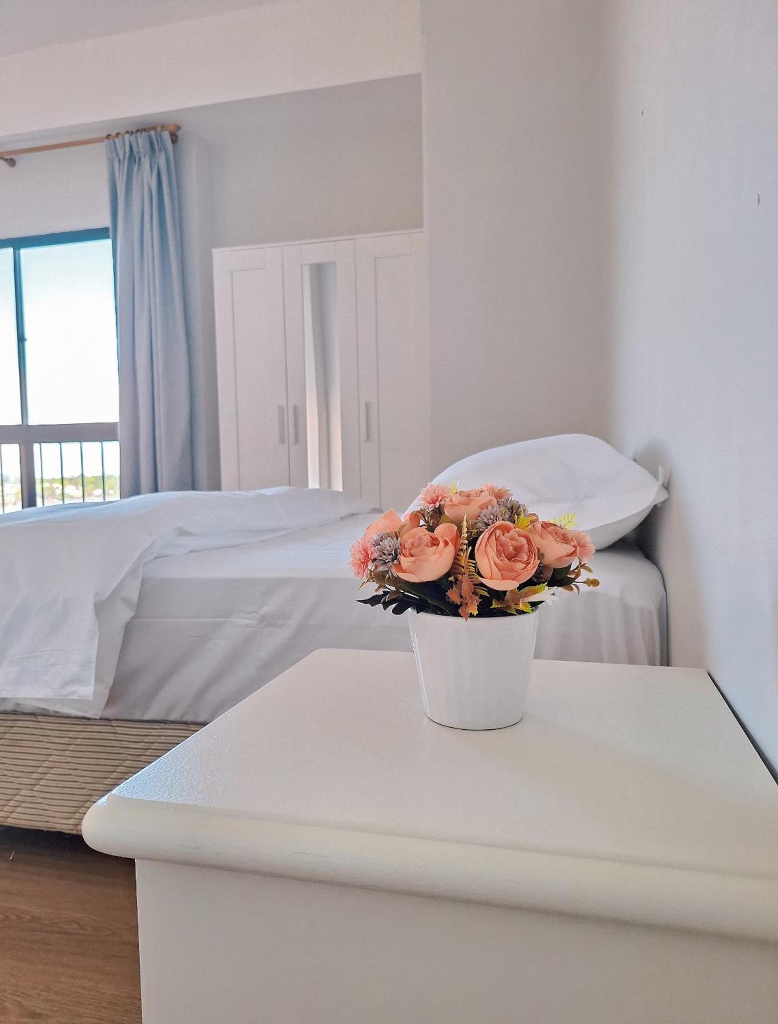 Cozzzy Hut Riverbank Suites Kuching With Spectacular River View Buitenkant foto