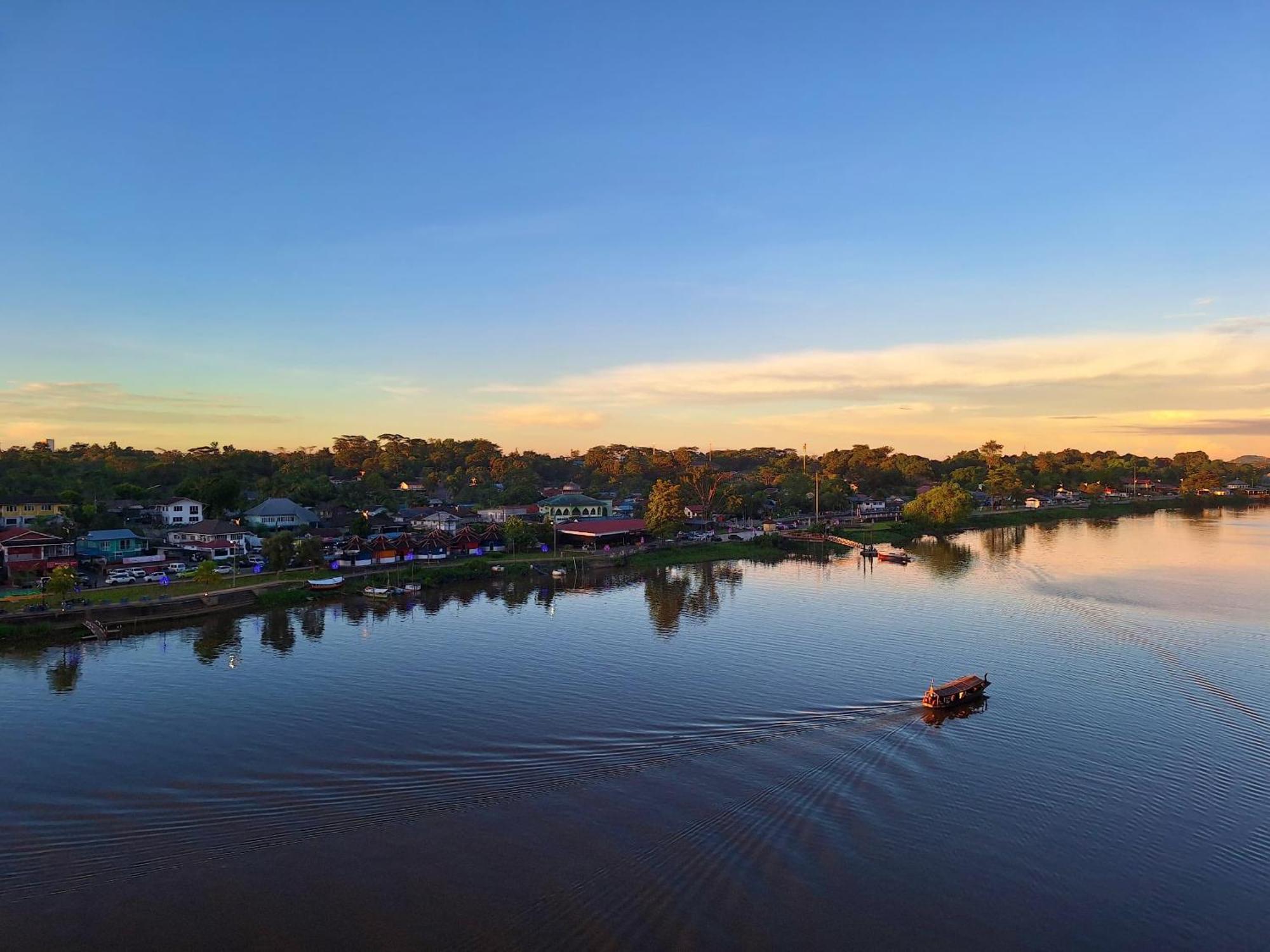 Cozzzy Hut Riverbank Suites Kuching With Spectacular River View Buitenkant foto