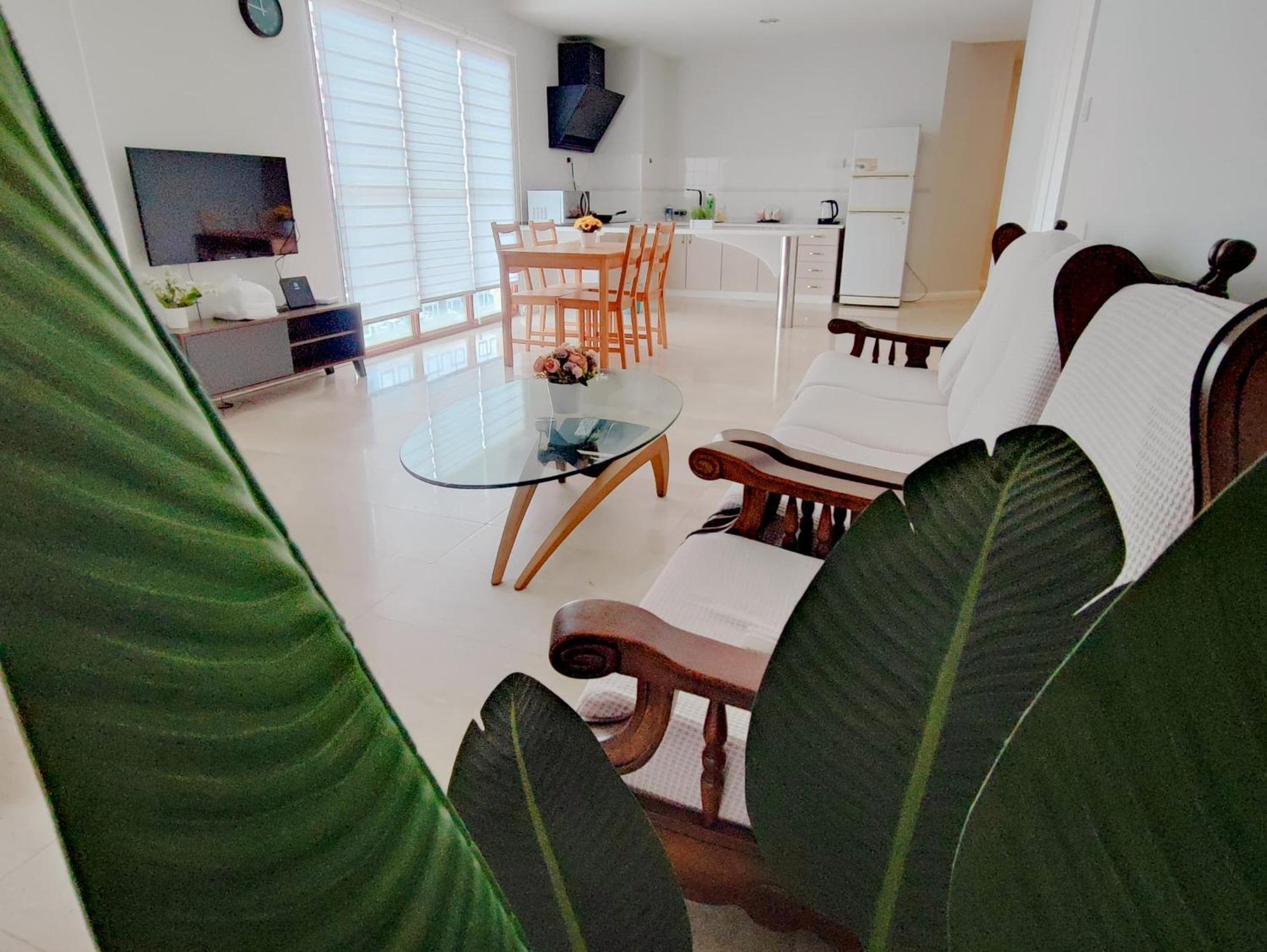 Cozzzy Hut Riverbank Suites Kuching With Spectacular River View Buitenkant foto