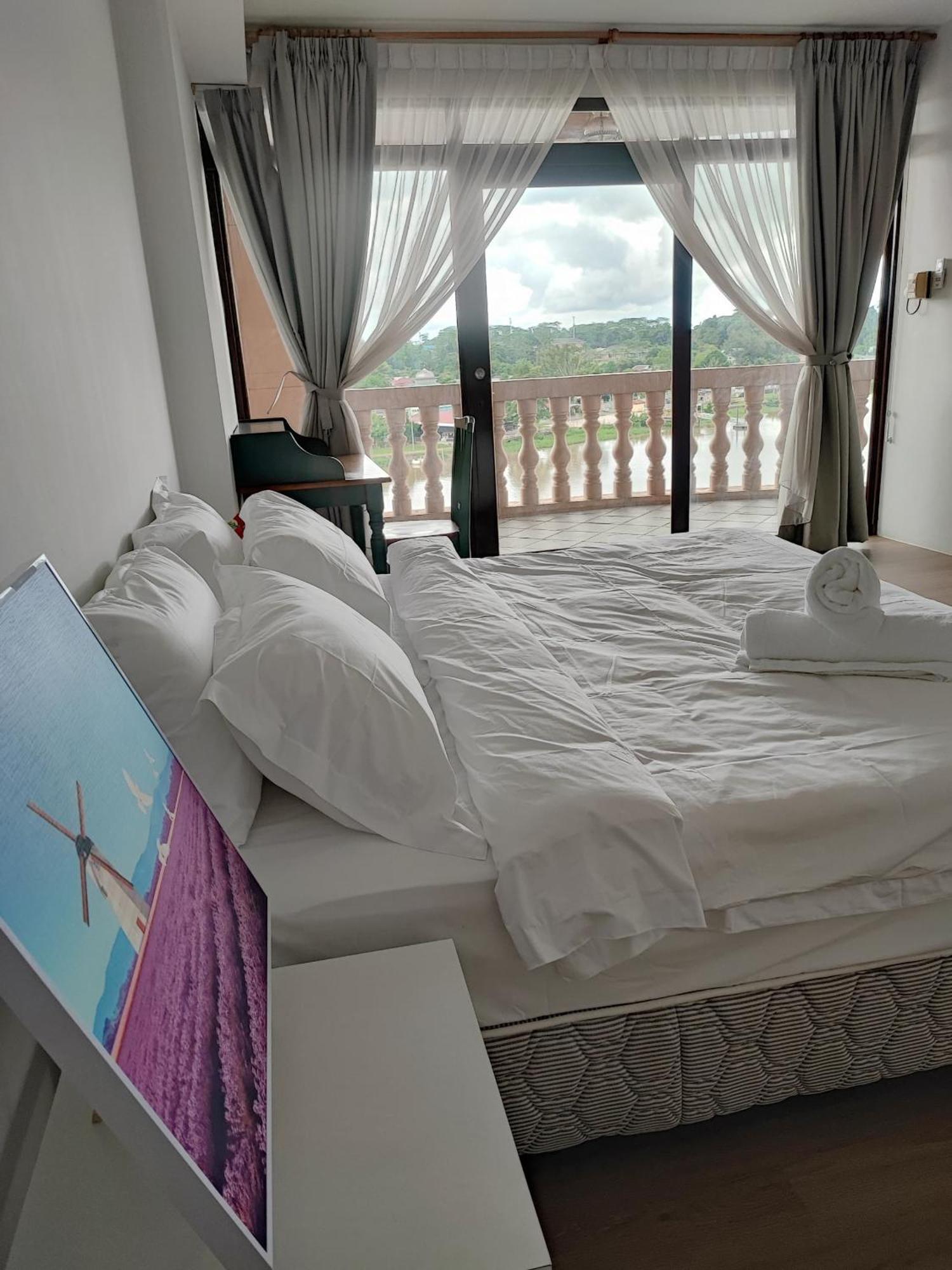 Cozzzy Hut Riverbank Suites Kuching With Spectacular River View Buitenkant foto