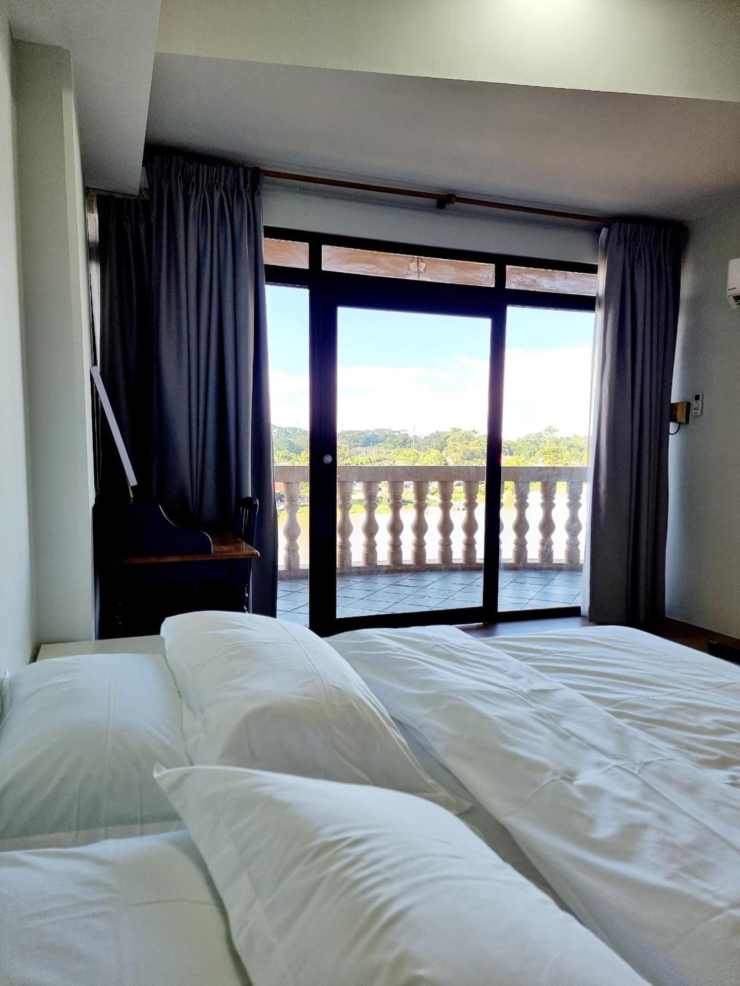 Cozzzy Hut Riverbank Suites Kuching With Spectacular River View Buitenkant foto